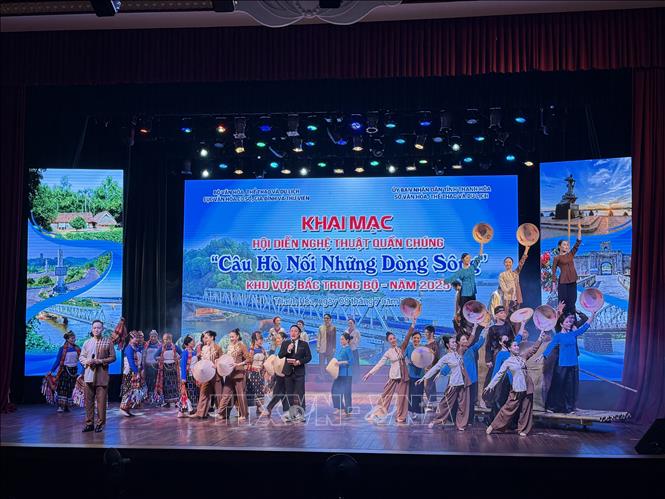 Hội diễn thu hút sự tham gia của gần 200 nghệ nhân, nghệ sỹ, diễn viên, nhạc công thuộc khu vực Bắc Trung bộ. Ảnh: Hoa Mai - TTXVN