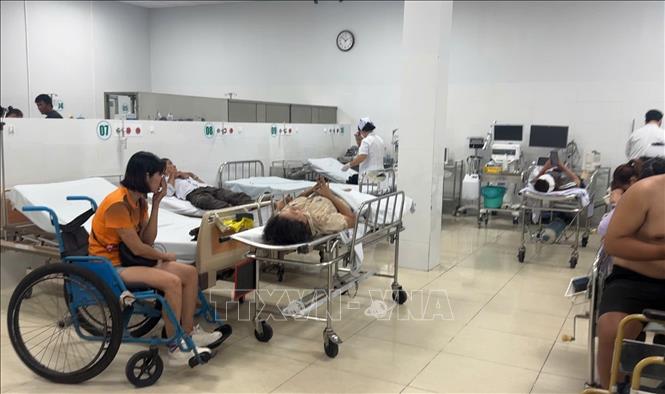 Cấp cứu người bị thương tại bệnh viện đa khoa Bình Thuận. Ảnh: TTXVN phát