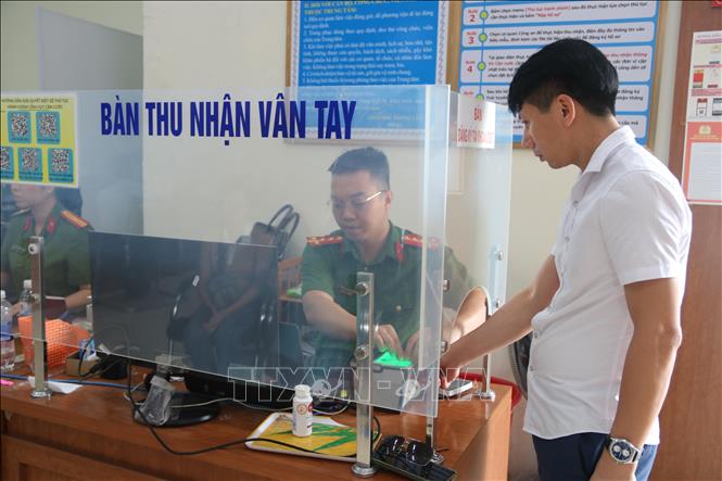 Cán bộ Phòng Cảnh sát quản lý hành chính về trật tự xã hội (PC06), Công an tỉnh Hưng Yên thực hiện tiếp nhận, giải quyết thủ tục cấp căn cước công dân tại Trung tâm phục vụ hành chính công. Ảnh: Thu Hoài - TTXVN

