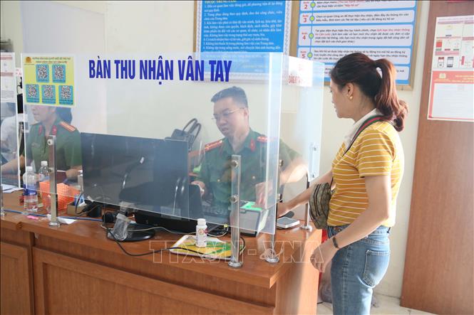 Cán bộ Phòng Cảnh sát quản lý hành chính về trật tự xã hội (PC06), Công an tỉnh Hưng Yên thực hiện tiếp nhận, giải quyết thủ tục cấp căn cước công dân tại Trung tâm phục vụ hành chính công. Ảnh: Thu Hoài - TTXVN

