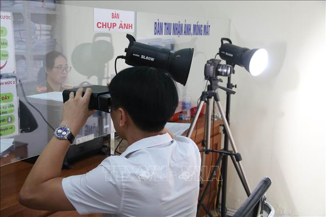 Người dân thực hiện cung cấp thông tin phục vụ việc cấp căn cước công dân tại trụ sở Trung tâm phục vụ hành chính công. Ảnh: Thu Hoài - TTXVN