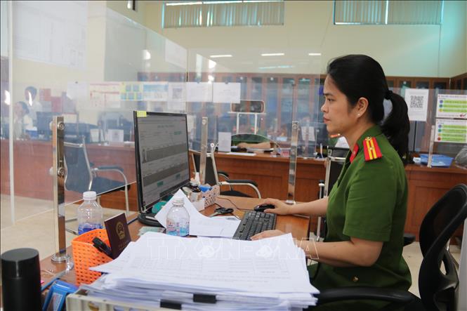 Cán bộ Công an tỉnh Hưng Yên thu thập thông tin cấp thẻ căn cước công dân tại Trung tâm phục vụ hành chính công. Ảnh: Thu Hoài - TTXVN
