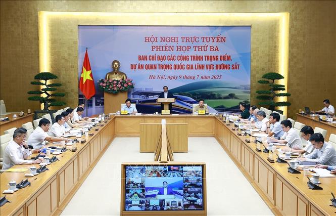 Thủ tướng Phạm Minh Chính chủ trì Phiên họp thứ ba của BCĐ các công trình trọng điểm, dự án quan trọng quốc gia lĩnh vực đường sắt. Ảnh: Dương Giang-TTXVN 
