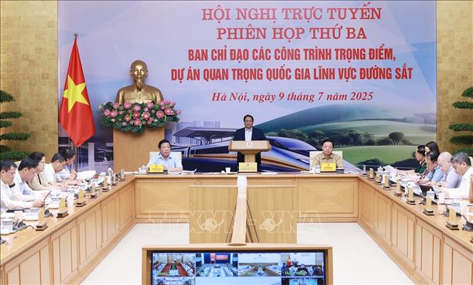 Thủ tướng Phạm Minh Chính chủ trì Phiên họp thứ ba của BCĐ các công trình trọng điểm, dự án quan trọng quốc gia lĩnh vực đường sắt. Ảnh: Dương Giang-TTXVN 
