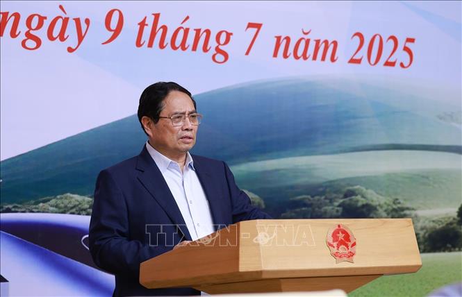 Thủ tướng Phạm Minh Chính chủ trì Phiên họp thứ ba của BCĐ các công trình trọng điểm, dự án quan trọng quốc gia lĩnh vực đường sắt. Ảnh: Dương Giang-TTXVN 
