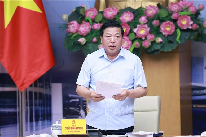 Bộ trưởng Bộ Xây dựng Trần Hồng Minh báo cáo tình hình triển khai các công trình trọng điểm, dự án quan trọng quốc gia lĩnh vực đường sắt. Ảnh: Dương Giang-TTXVN
