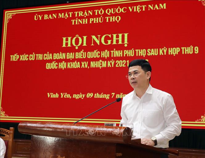 Giám đốc Sở Nội vụ Phú Thọ Trần Việt Cường trả lời ý kiến cử tri tại buổi tiếp xúc. Ảnh: Hoàng Hùng -TTXVN