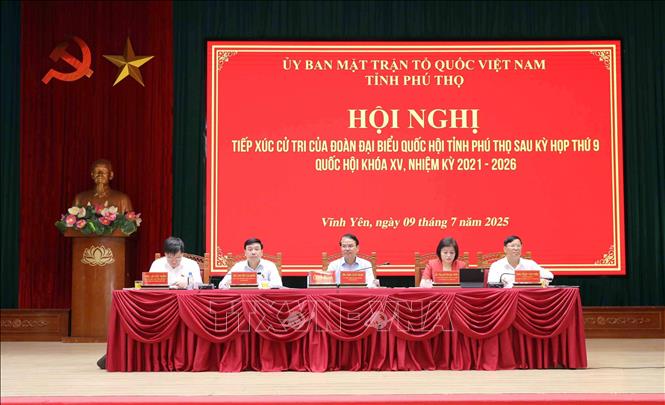 Chủ tọa chủ trì buổi tiếp xúc cử tri tại phường Vĩnh Yên. Ảnh: Hoàng Hùng -TTXVN