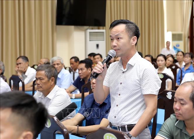 Cử tri phường Vĩnh Yên nêu kiến nghị tại buổi tiếp xúc cử tri. Ảnh: Hoàng Hùng -TTXVN