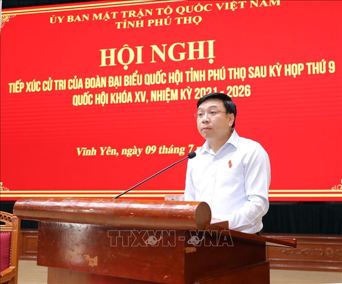 Phó Trưởng đoàn chuyên trách Đoàn đại biểu Quốc hội tỉnh Phú Thọ Nguyễn Văn Mạnh báo cáo kết quả Kỳ họp thứ 9, Quốc hội khóa XV, nhiệm kỳ 2021-2026 tại buổi tiếp xúc cử tri. Ảnh: Hoàng Hùng -TTXVN