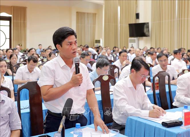 Cử tri phường Vĩnh Yên nêu kiến nghị tại buổi tiếp xúc cử tri. Ảnh: Hoàng Hùng -TTXVN