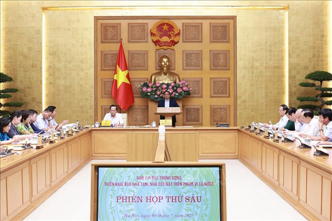 Thủ tướng Phạm Minh Chính chủ trì Phiên họp thứ 6 của BCĐ xoá nhà tạm, nhà dột nát. Ảnh: Dương Giang-TTXVN 
