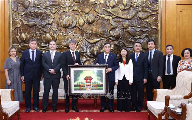 Đại biểu trao đổi quà lưu niệm tại buổi tiếp. Ảnh: Phương Hoa - TTXVN