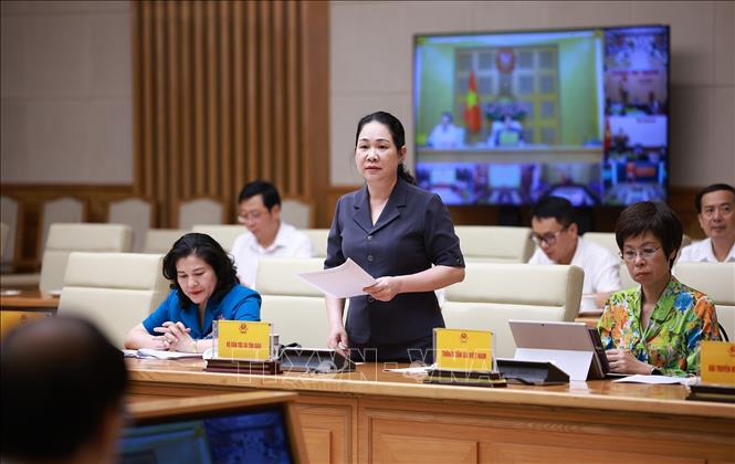 Thứ trưởng Bộ Dân tộc và Tôn giáo Nông Thị Hà báo cáo tình hình triển khai xoá nhà tạm, nhà dột nát trên phạm vi cả nước. Ảnh: Dương Giang-TTXVN 