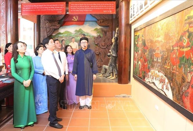 Các đại biểu tham quan Khu lưu niệm Tổng Bí thư Nguyễn Văn Cừ (phường Phù Khê, tỉnh Bắc Ninh). Ảnh: Thanh Thương- TTXVN
