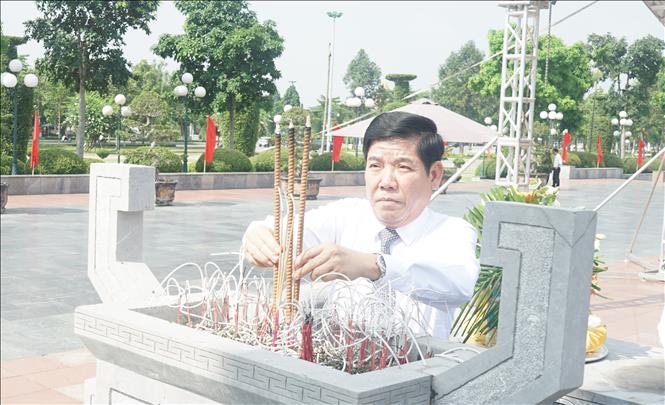 Bí thư Tỉnh ủy Bắc Ninh Nguyễn Văn Gấu dâng hương trước tượng đài Nguyễn Văn Cừ. Ảnh: Thanh Thương- TTXVN