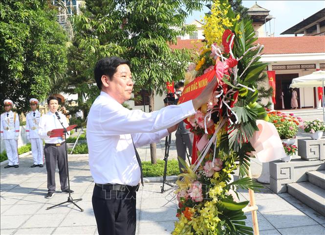 Bí thư Tỉnh ủy Bắc Ninh Nguyễn Văn Gấu dâng hoa trước tượng đài Nguyễn Văn Cừ. Ảnh: Thanh Thương- TTXVN