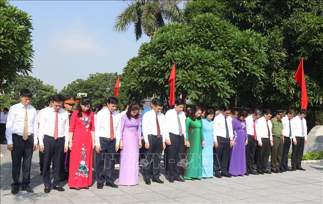 Các đại biểu thành kính dâng hương trước tượng đài Nguyễn Văn Cừ, phường Phù Khê, tỉnh Bắc Ninh. Ảnh: Thanh Thương- TTXVN