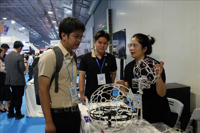 Giới thiệu các sản phẩm Drone Soccer được trưng bày tại iTech Expo 2025. Ảnh: Tiến Lực - TTXVN