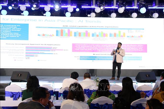 Chuyên gia quốc tế trình bày tham luận tại iTech Expo 2025. Ảnh: Tiến Lực - TTXVN