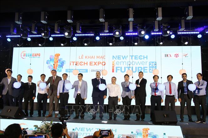 Các đại biểu thực hiện nghi thức khai mạc iTech Expo 2025. Ảnh: Tiến Lực - TTXVN