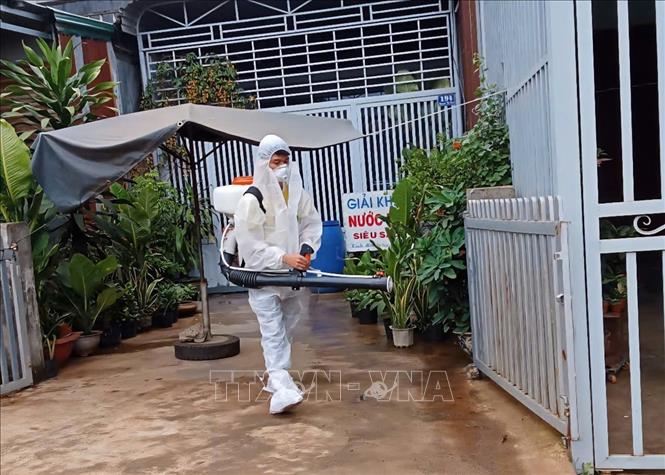 Trạm Y tế phường Thành Nhất, tỉnh Đắk Lắk tiến hành phun hóa chất tại các điểm dịch trọng yếu. Ảnh: TTXVN phát
