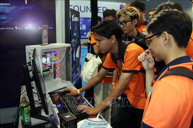 Sinh viên trải nghiệm các sản phẩm công nghệ tại iTech Expo 2025. Ảnh: Tiến Lực - TTXVN