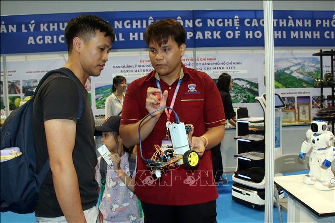 Đại biểu tìm hiểu các sản phẩm công nghệ tại iTech Expo 2025. Ảnh: Tiến Lực - TTXVN