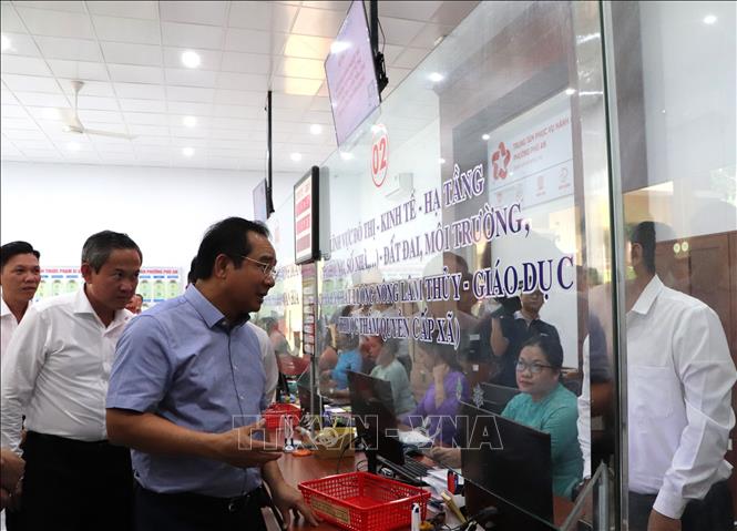 Đoàn công tác khảo sát thực tế tại Trung tâm phục vụ hành chính công phường Phú An. Ảnh: Huyền Trang-TTXVN 
