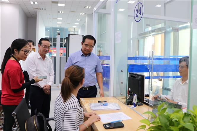 Đoàn công tác khảo sát thực tế tại Trung tâm phục vụ hành chính công phường Bình Dương. Ảnh: Huyền Trang-TTXVN 