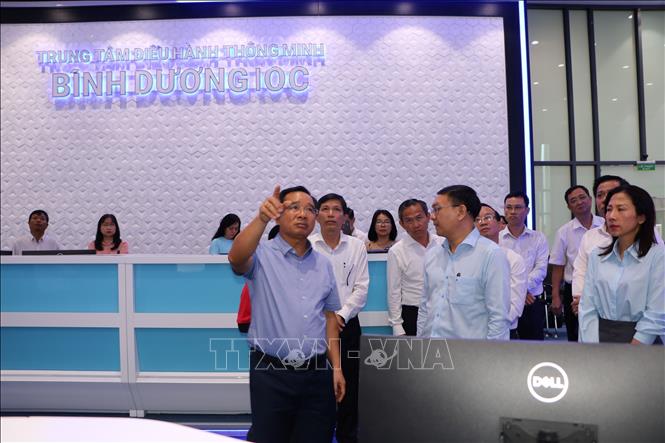 Chủ tịch UBND TP. Hồ Chí Minh Nguyễn Văn Được và đoàn công tác khảo sát thực tế tại Trung tâm phục vụ hành chính công phường Bình Dương. Ảnh: Huyền Trang-TTXVN 