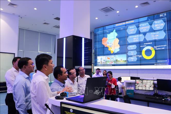 Đoàn công tác khảo sát thực tế tại Trung tâm phục vụ hành chính công phường Bình Dương. Ảnh: Huyền Trang-TTXVN 
