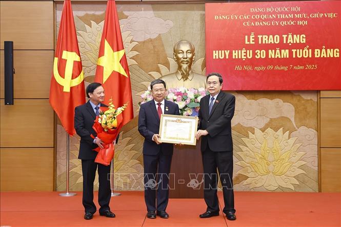 Chủ tịch Quốc hội Trần Thanh Mẫn trao tặng Huy hiệu 30 năm tuổi Đảng cho đồng chí Vũ Hải Hà. Ảnh: Doãn Tấn - TTXVN