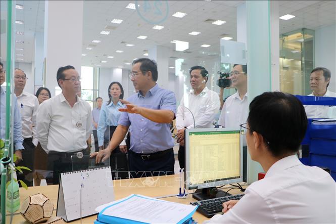  Đoàn công tác khảo sát thực tế tại Trung tâm phục vụ Hành chính công phường Bình Dương. Ảnh: Huyền Trang-TTXVN 