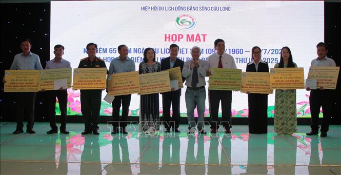 Trao quyết định công nhận và bảng hiệu điểm du lịch tiêu biểu đồng bằng sông cửu long cho 29 điểm du lịch. Ảnh: Nguyễn Hằng - TTXVN