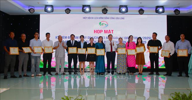 Tặng giấy khen cho 30 điểm du lịch tiêu biểu đồng bằng sông Cửu Long năm 2025. Ảnh: Nguyễn Hằng - TTXVN