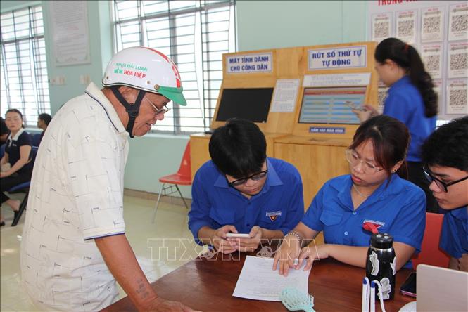 Người dân ở phường Cam Ranh, tỉnh Khánh Hòa đến làm thủ tục hồ sơ được hướng Đội hình thanh niên tình nguyện hướng dẫn. Ảnh: Phan Sáu - TTXVN