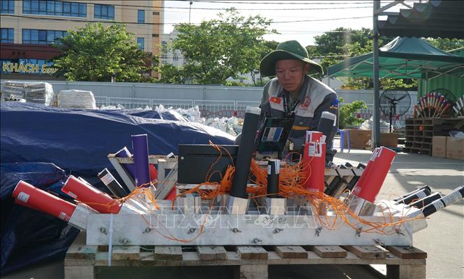Thành viên đội pháo hoa Z121 Vina Pyrotech (Việt Nam) lắp đặt dàn pháo hoa. Ảnh: Quốc Dũng - TTXVN