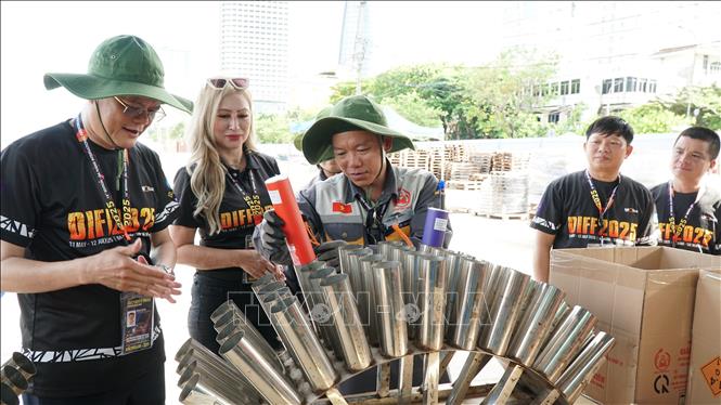Ban tổ chức DIFF 2025 kiểm tra công tác chuẩn bị của các đội trước đêm Chung kết. Ảnh: Quốc Dũng - TTXVN