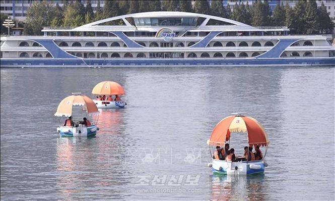 Người dân đi thuyền trên sông để tránh nóng tại Bình Nhưỡng, Triều Tiên, ngày 7/7/2025. Ảnh: Yonhap/TTXVN