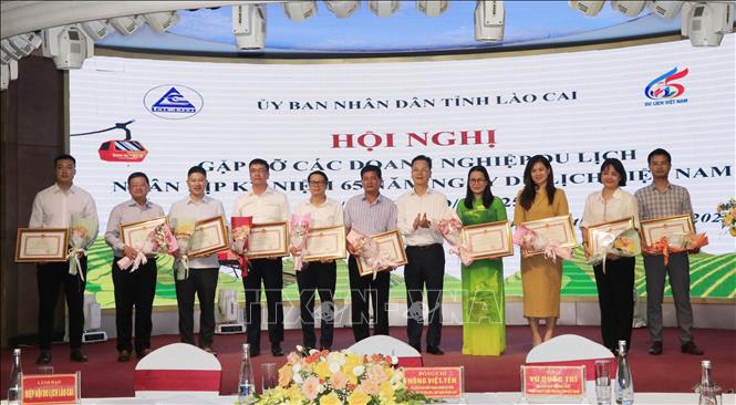 Phó Chủ tịch UBND tỉnh Lào Cai Nguyễn Thành Sinh tặng Bằng khen cho các tập thể. Ảnh: Đinh Thùy - TTXVN