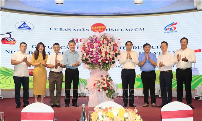 Lãnh đạo tỉnh Lào Cai tặng hoa chúc mừng.  Ảnh: Đinh Thùy - TTXVN