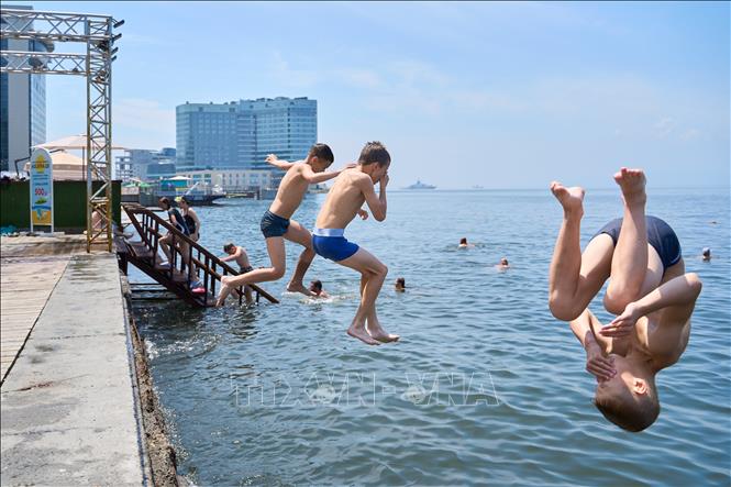 Người dân tắm biển tránh nóng tại Vladivostok, Nga. Ảnh: THX/TTXVN
