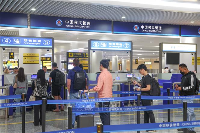 Hành khách tại sân bay quốc tế Giang Bắc Trùng Khánh, Trung Quốc, ngày 8/7/2025. Ảnh: THX/TTXVN
