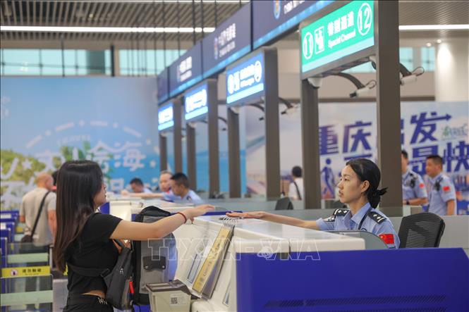 Hành khách tại sân bay quốc tế Giang Bắc Trùng Khánh, Trung Quốc, ngày 8/7/2025. Ảnh: THX/TTXVN