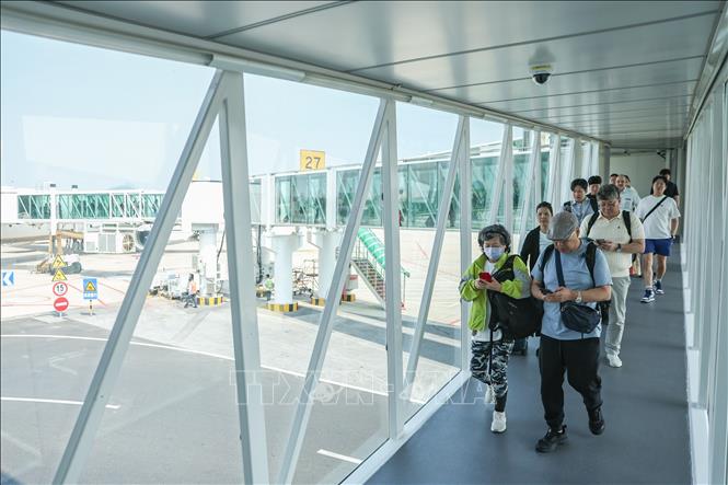 Hành khách tại sân bay quốc tế ở Đại Liên, tỉnh Liêu Ninh, Trung Quốc, ngày 9/7/2025. Ảnh: THX/TTXVN