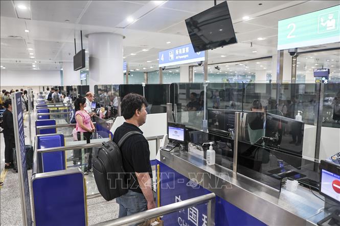 Hành khách tại sân bay quốc tế ở Đại Liên, tỉnh Liêu Ninh, Trung Quốc, ngày 9/7/2025. Ảnh: THX/TTXVN