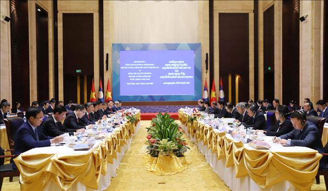 Hội đàm giữa Phó Thủ tướng Nguyễn Chí Dũng và Phó Thủ tướng Lào Saleumxay Kommasith. Ảnh: Xuân Tú - PV TTXVN tại Lào