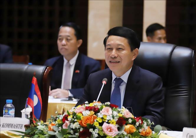 Phó Thủ tướng Lào Saleumxay Kommasith phát biểu tại Hội đàm với Phó Thủ tướng Nguyễn Chí Dũng. Ảnh: Xuân Tú - PV TTXVN tại Lào