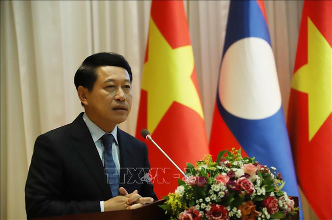 Phó Thủ tướng Lào Saleumxay Kommasith phát biểu tại Tọa đàm giữa Lãnh đạo Chính phủ hai nước Việt Nam - Lào với doanh nghiệp. Ảnh: Xuân Tú - PV TTXVN tại Lào